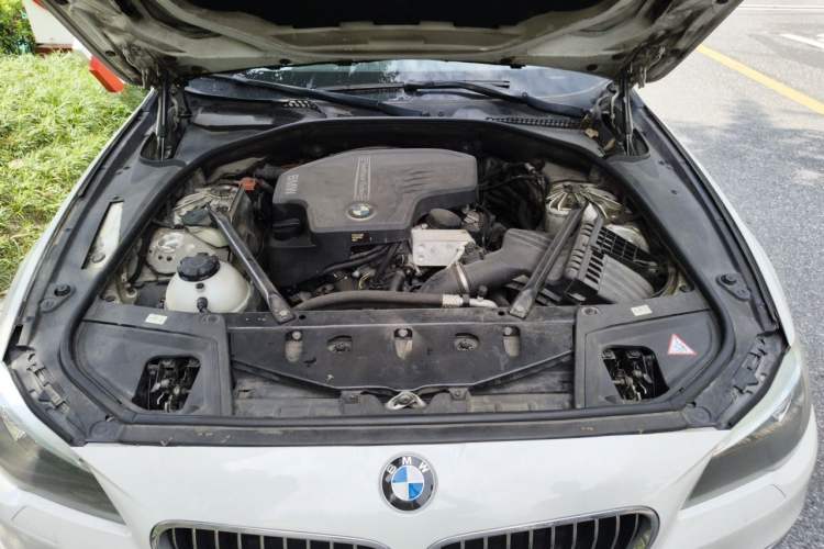 Used BMW 5 Series 2014 525Li Leading Model Engine Bay