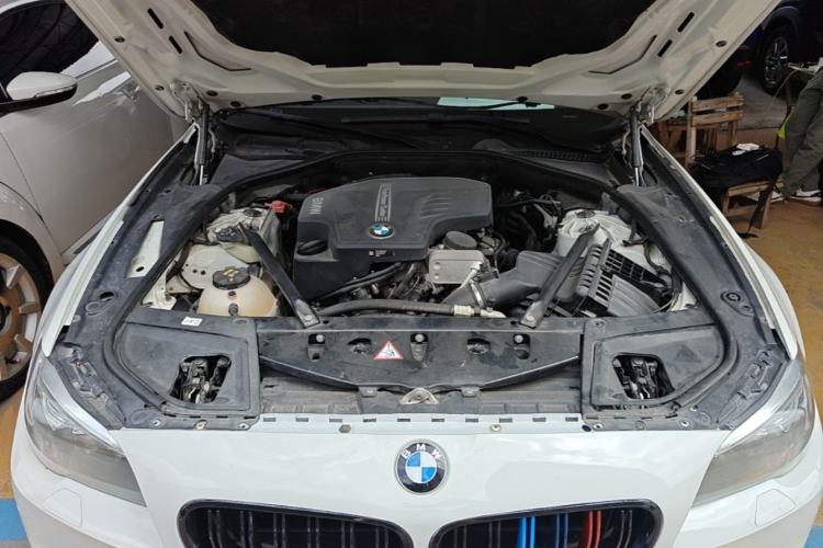 Used BMW 5 Series 2014 525Li Leading Model Engine Bay