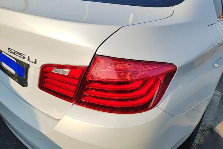 Used BMW 5 Series 2014 525Li Leading Model Exterior 3