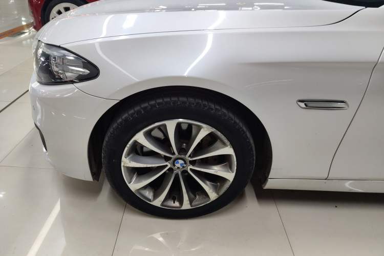Used BMW 5 Series 2014 528Li Leading Model Exterior 4