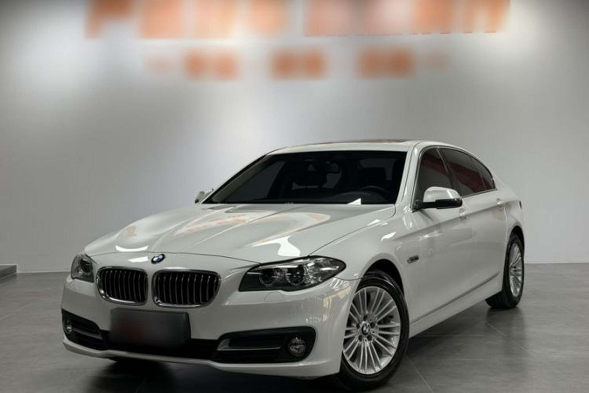 Used BMW 5 Series 2014 525Li Leading Model Front Left 45 Deg