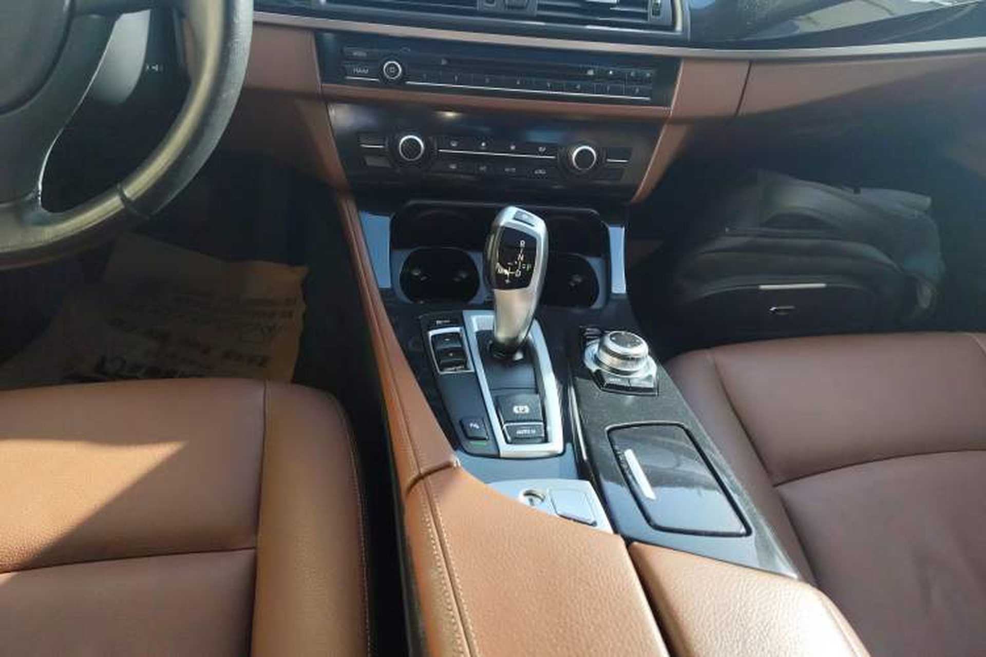 Used BMW 5 Series 2014 520i Elegant Edition Gear Lever
