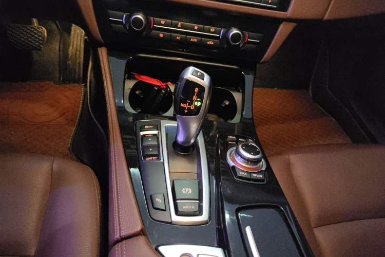 Used BMW 5 Series 2014 520i Elegant Edition Gear Lever