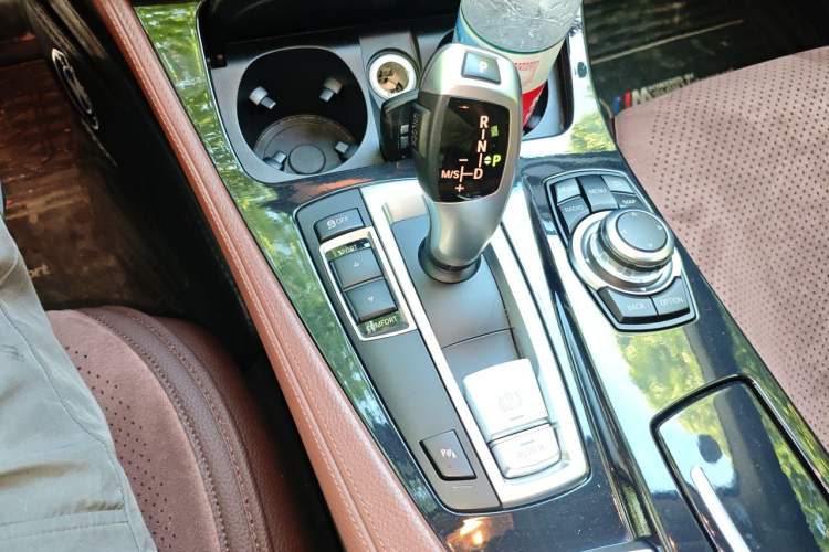 Used BMW 5 Series 2014 520i Elegant Edition Gear Lever
