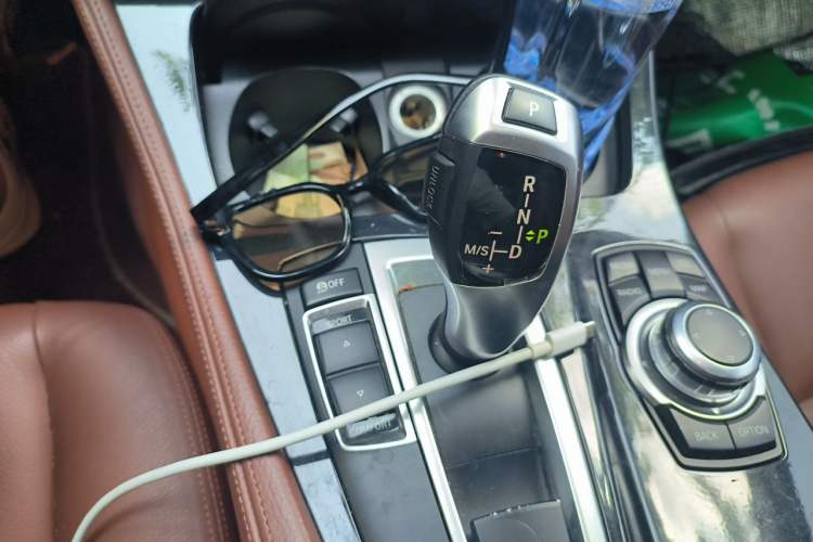 Used BMW 5 Series 2014 520i Elegant Edition Gear Lever