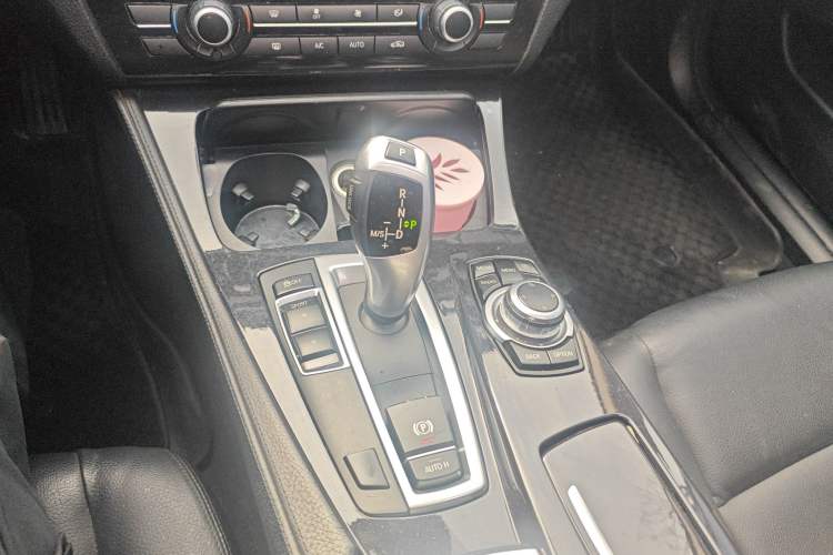 Used BMW 5 Series 2014 520i Elegant Edition Gear Lever