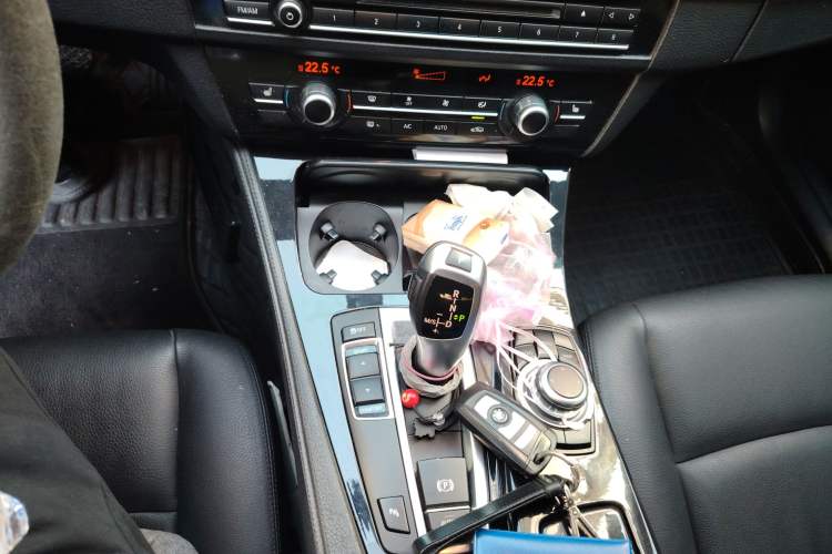 Used BMW 5 Series 2014 520i Touring Edition Gear Lever