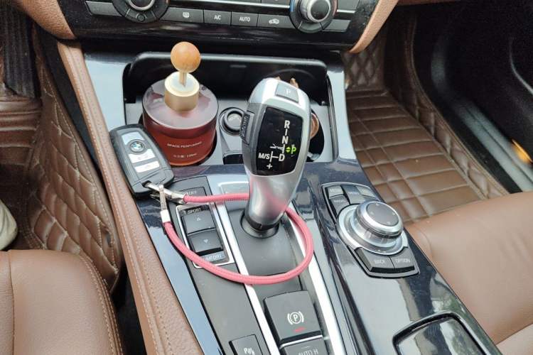 Used BMW 5 Series 2014 520i Elegant Edition Gear Lever