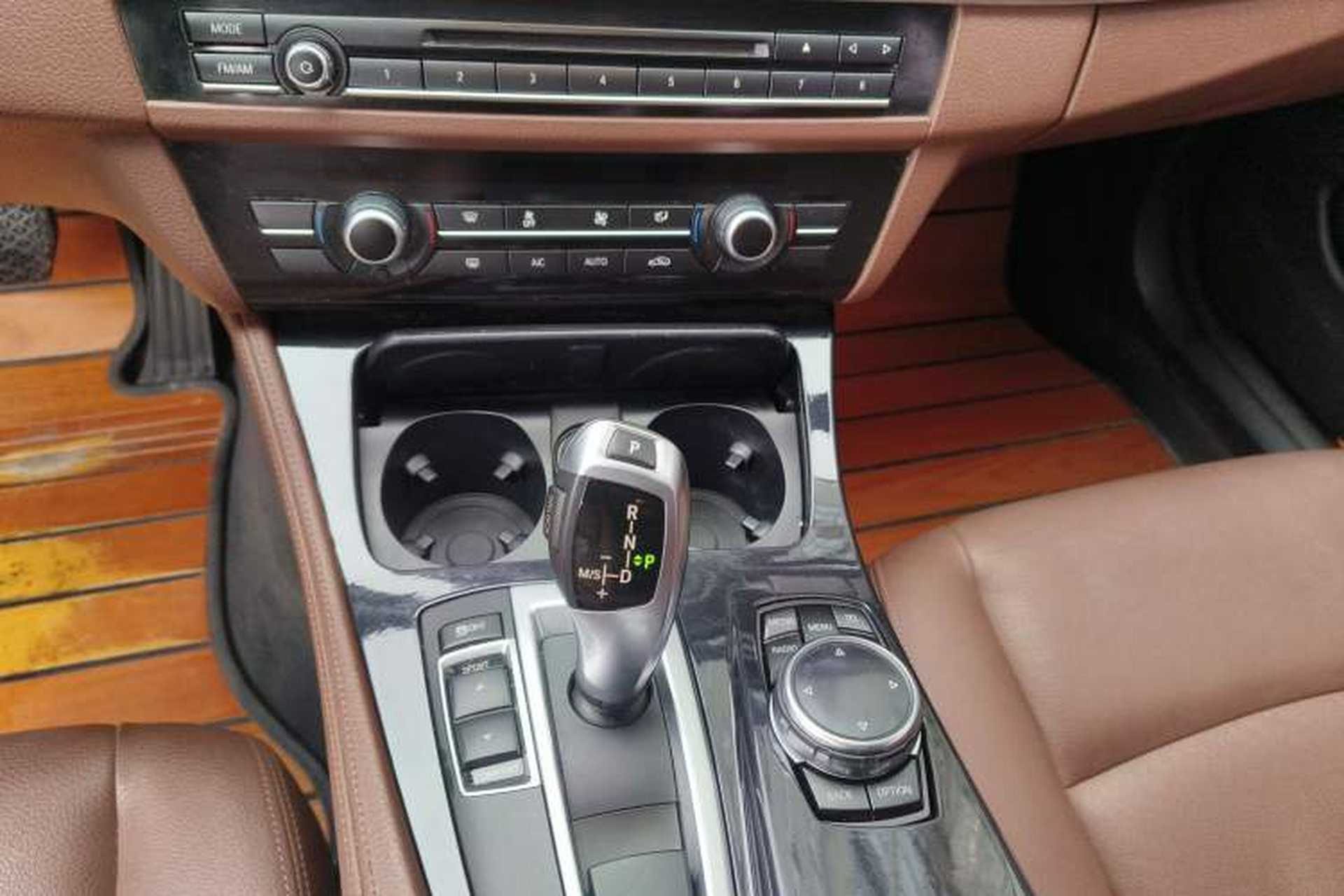 Used BMW 5 Series 2014 520i Elegant Edition Gear Lever