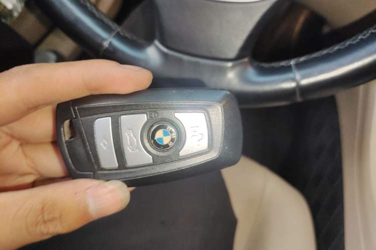 Used BMW 5 Series 2014 528Li xDrive Premium Edition Interior 1