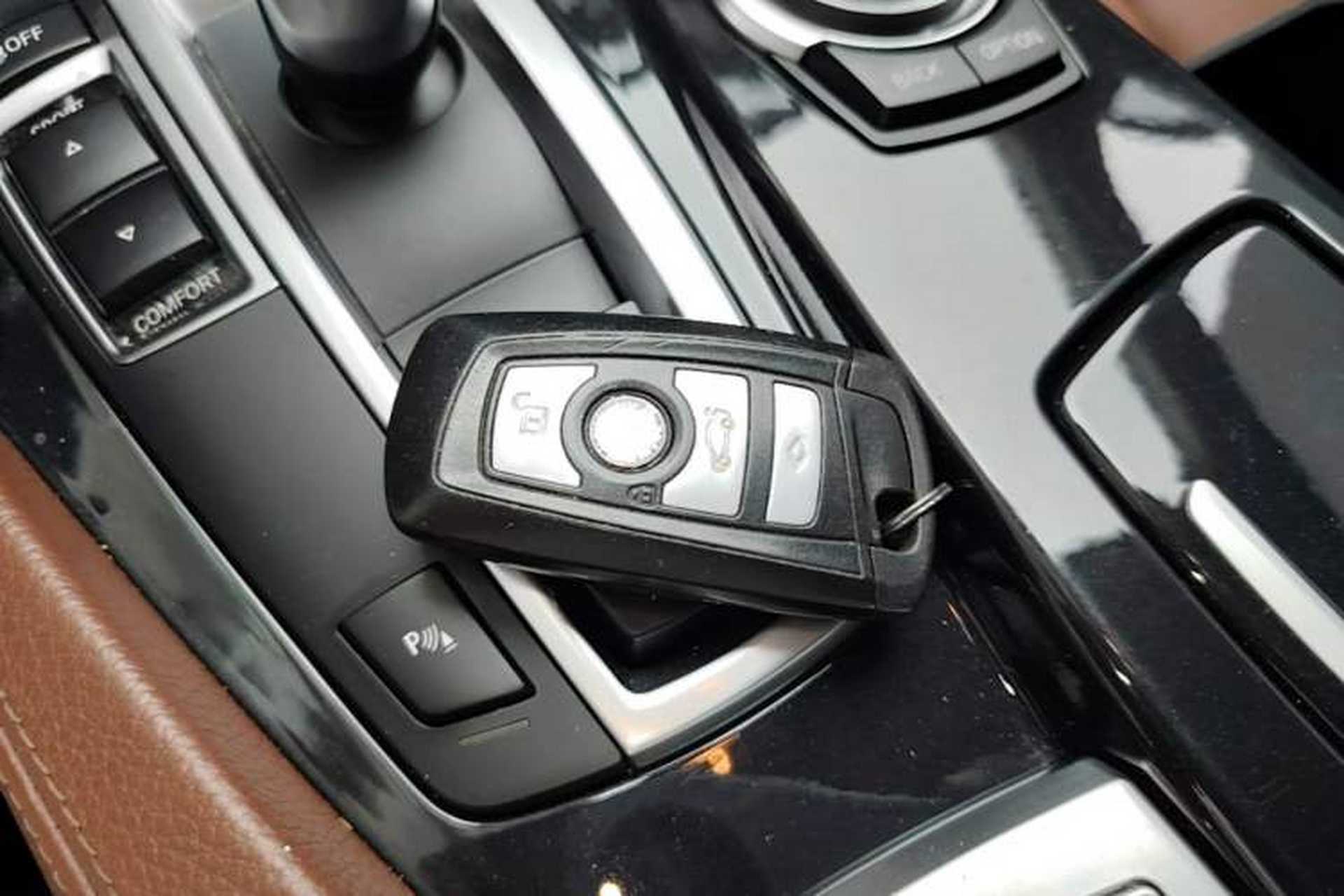 Used BMW 5 Series 2014 520Li Elegant Model Interior 1