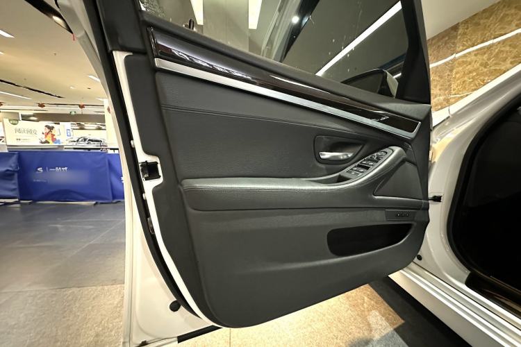 Used BMW 5 Series 2014 525Li Leading Model Interior 1