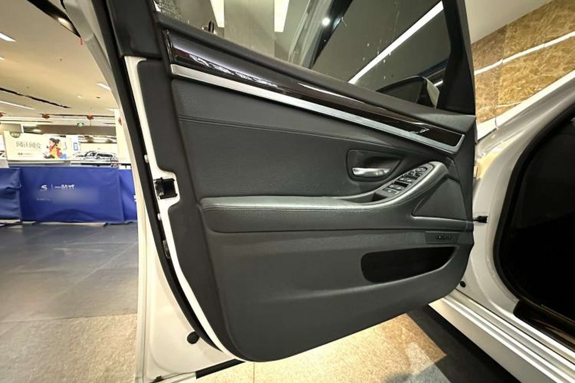 Used BMW 5 Series 2014 525Li Leading Model Interior 1