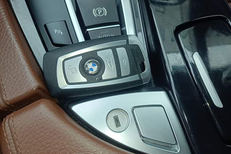 Used BMW 5 Series 2014 520Li Elegant Model Interior 1