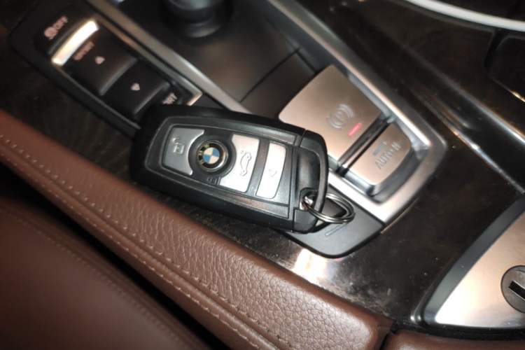Used BMW 5 Series 2014 535Li Leading Model Interior 1