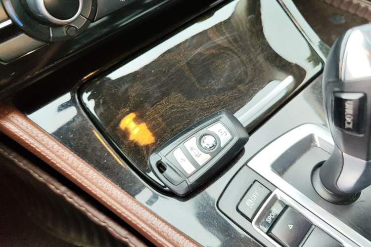 Used BMW 5 Series 2014 525Li Leading Model Interior 1