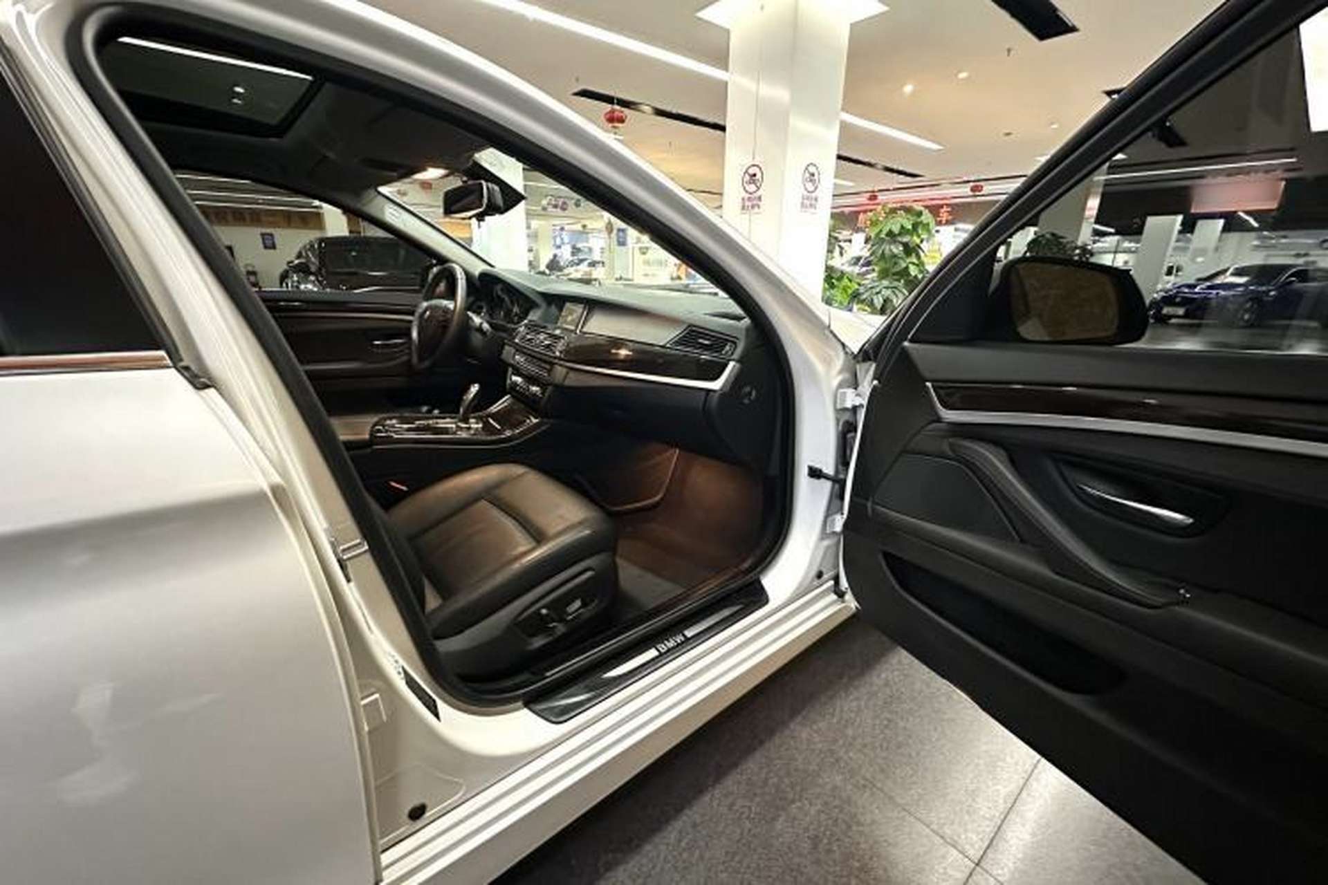 Used BMW 5 Series 2014 525Li Leading Model Interior 12