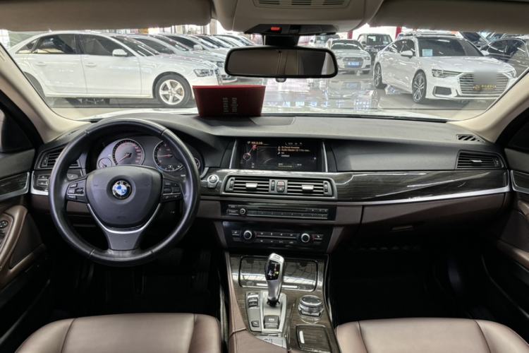 Used BMW 5 Series 2014 525Li Luxury Design Package Interior 2