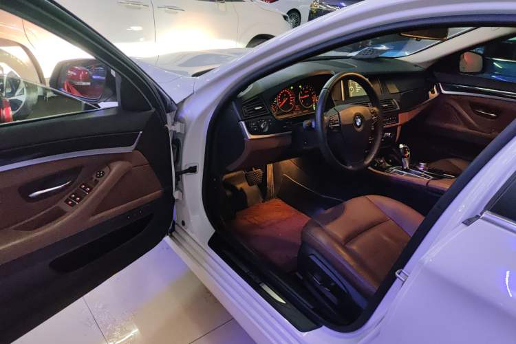 Used BMW 5 Series 2014 520i Elegant Edition Interior 3