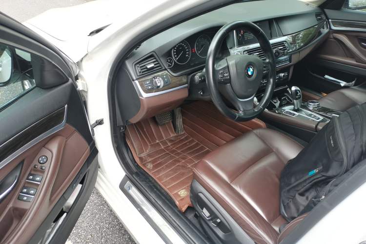 Used BMW 5 Series 2014 525Li Luxury Design Package Interior 3