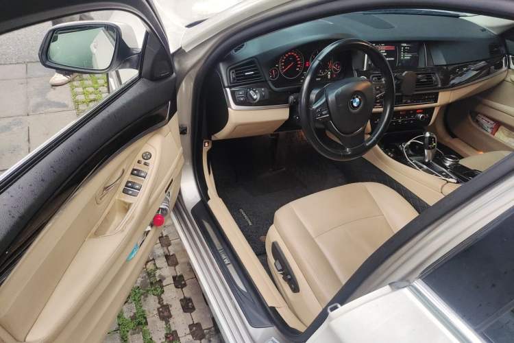 Used BMW 5 Series 2014 528Li xDrive Premium Edition Interior 3