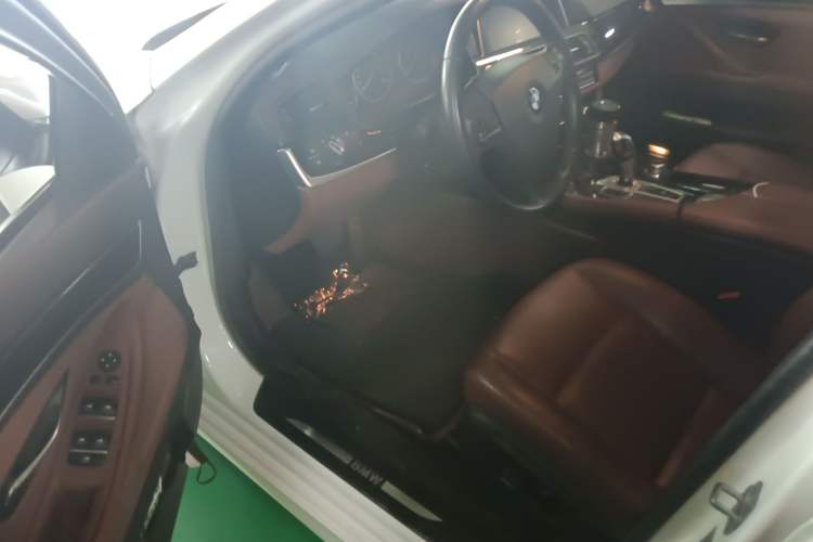 Used BMW 5 Series 2014 520Li Elegant Model Interior 3