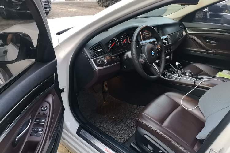 Used BMW 5 Series 2014 525Li Luxury Design Package Interior 3