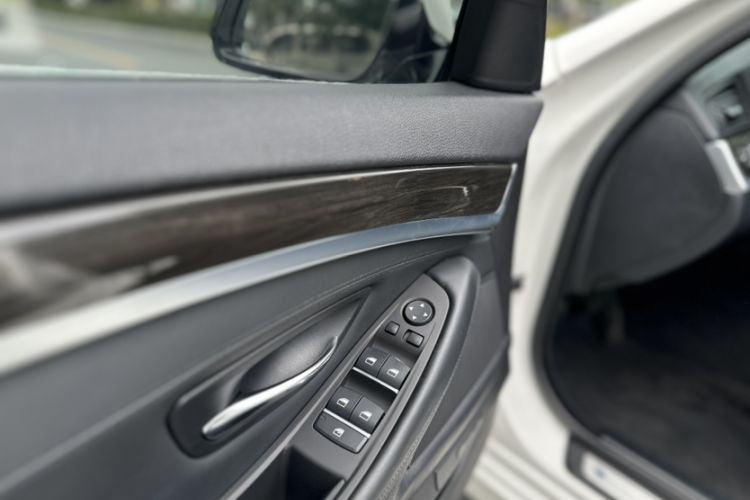 Used BMW 5 Series 2014 525Li Luxury Design Package Interior 3