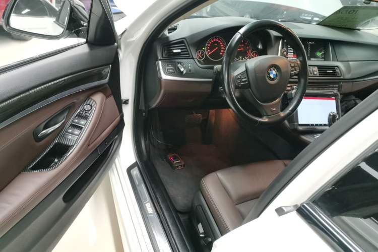 Used BMW 5 Series 2014 525Li Luxury Design Package Interior 3