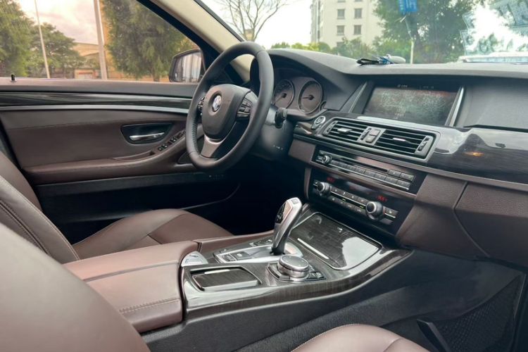 Used BMW 5 Series 2014 525Li Luxury Design Package Interior 4