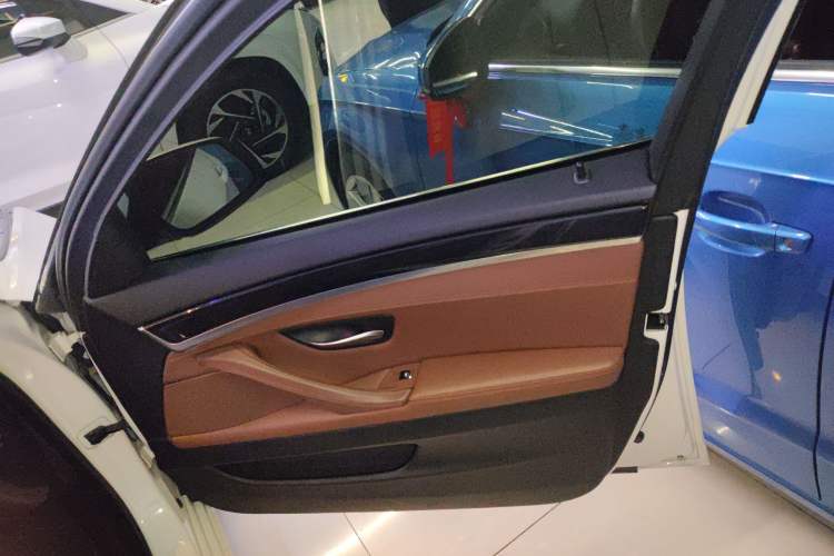 Used BMW 5 Series 2014 520i Elegant Edition Interior 5