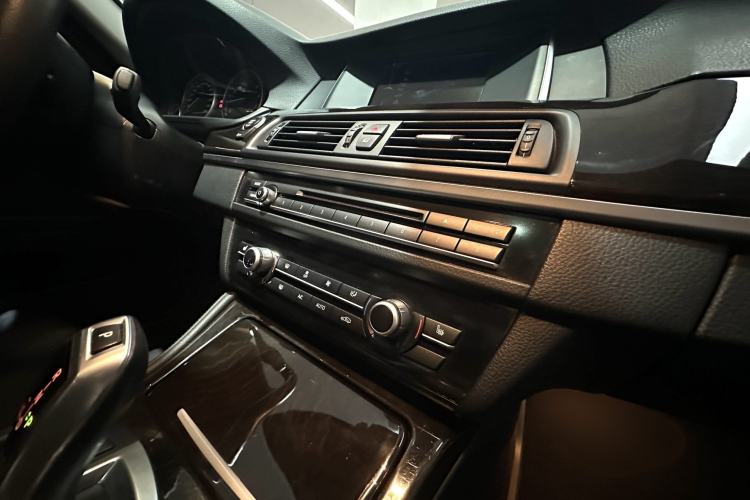 Used BMW 5 Series 2014 525Li Leading Model Interior 5