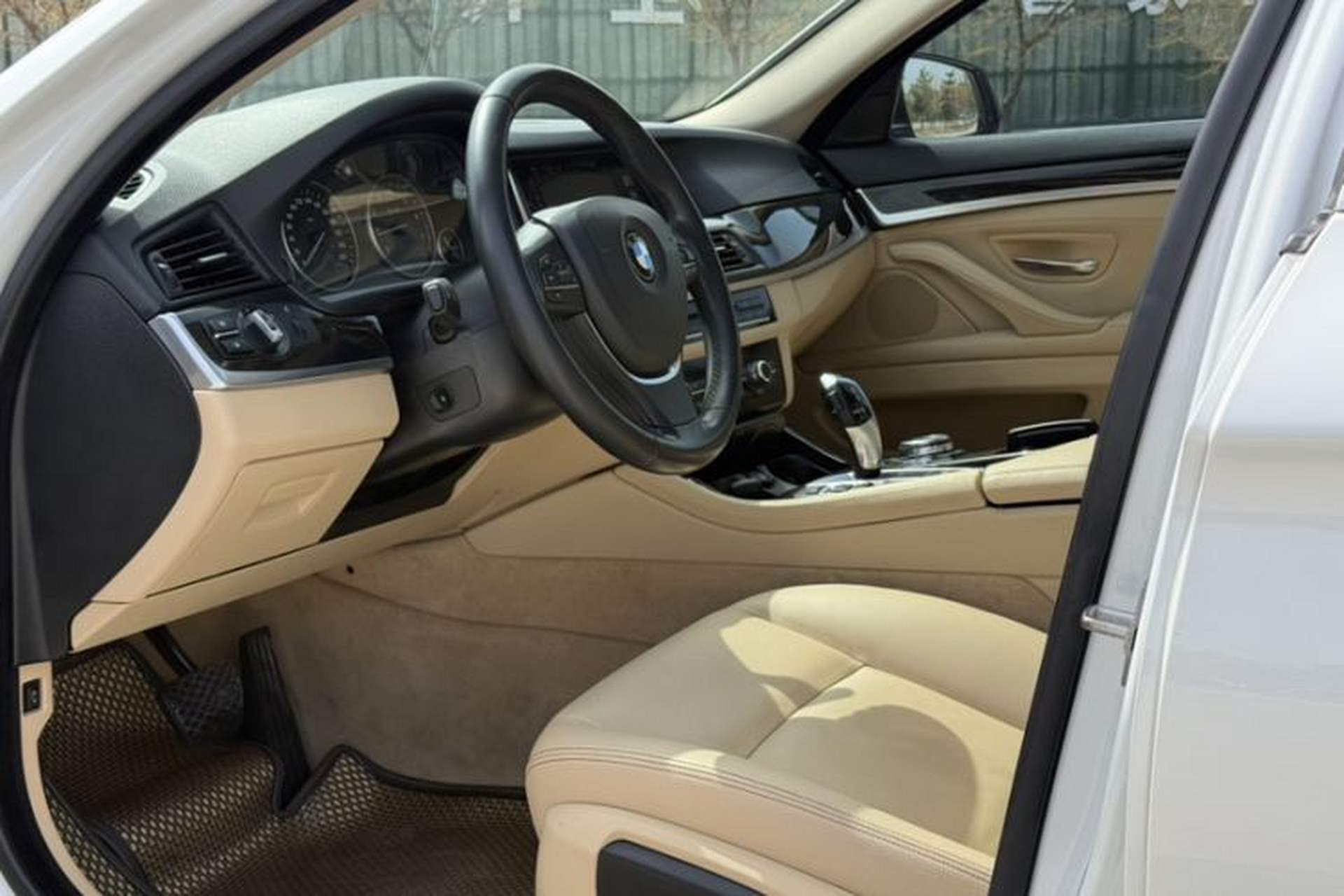 Used BMW 5 Series 2014 525Li Luxury Design Package Interior 6