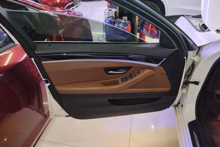 Used BMW 5 Series 2014 520i Elegant Edition Interior 7