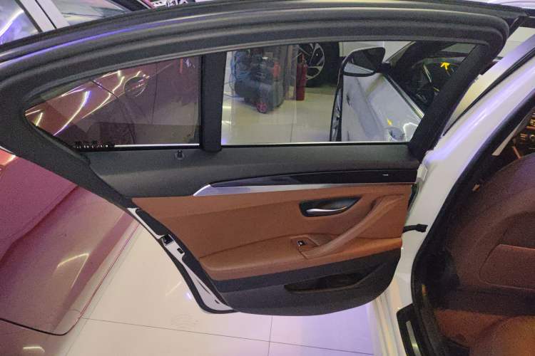 Used BMW 5 Series 2014 520i Elegant Edition Interior 8