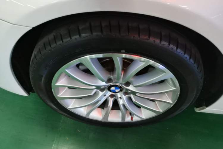 Used BMW 5 Series 2014 525Li Luxury Design Package Left Front Wheel Hub