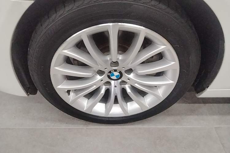 Used BMW 5 Series 2014 525Li Luxury Design Package Left Front Wheel Hub