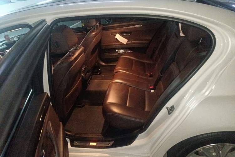 Used BMW 5 Series 2014 525Li Luxury Design Package Left Rear Seat
