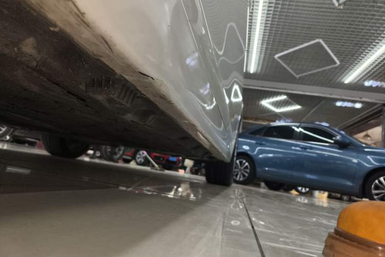 Used BMW 5 Series 2014 525Li Luxury Design Package Left Side Sill