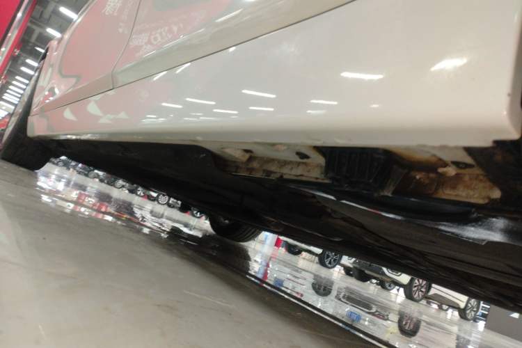 Used BMW 5 Series 2014 525Li Luxury Design Package Left Side Sill