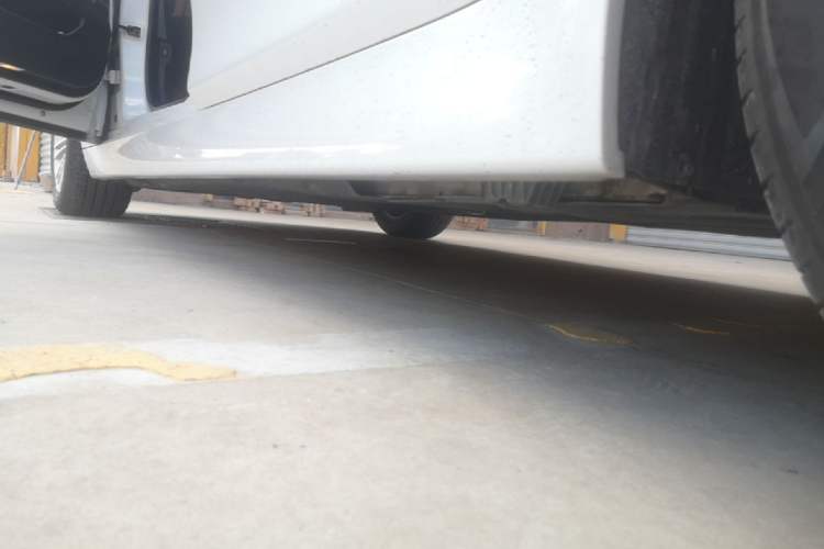 Used BMW 5 Series 2014 525Li Leading Model Left Side Sill