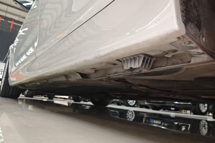 Used BMW 5 Series 2014 525Li Luxury Design Package Left Side Sill