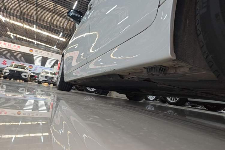 Used BMW 5 Series 2014 525Li Luxury Design Package Left Side Sill