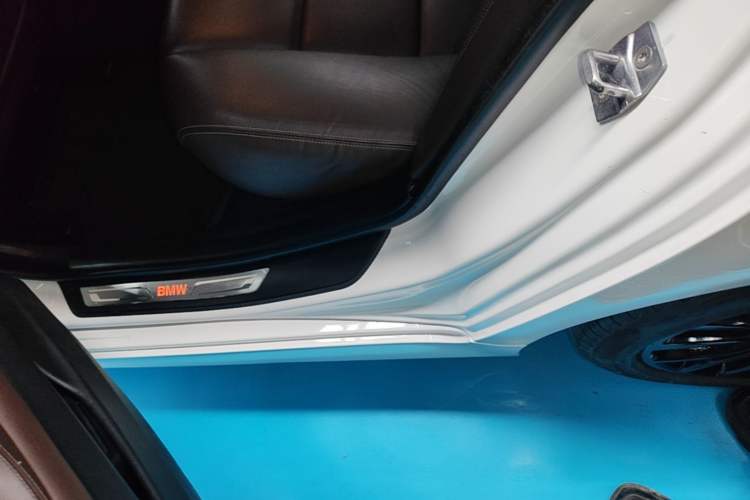 Used BMW 5 Series 2014 525Li Luxury Design Package Left Side Sill