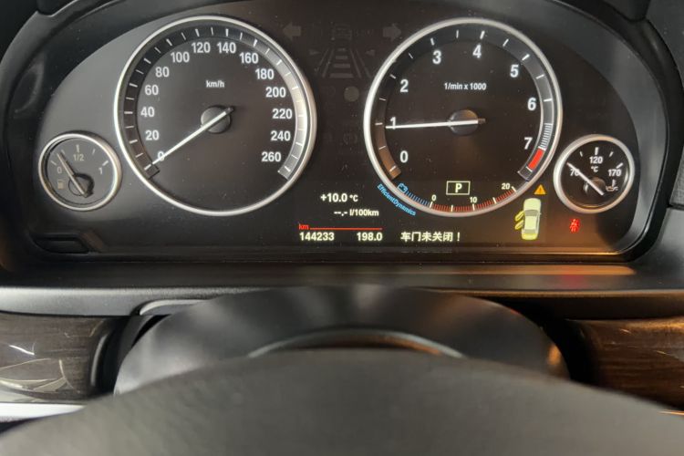 Used BMW 5 Series 2014 525Li Luxury Design Package Odometer Close Up
