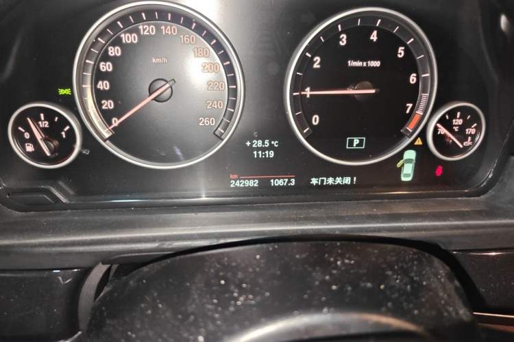 Used BMW 5 Series 2014 520Li Elegant Model Odometer Close Up