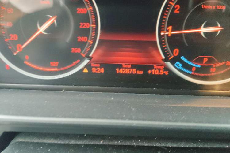 Used BMW 5 Series 2014 525Li Leading Model Odometer Close Up