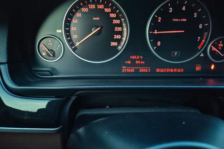 Used BMW 5 Series 2014 520Li Elegant Model Odometer Close Up