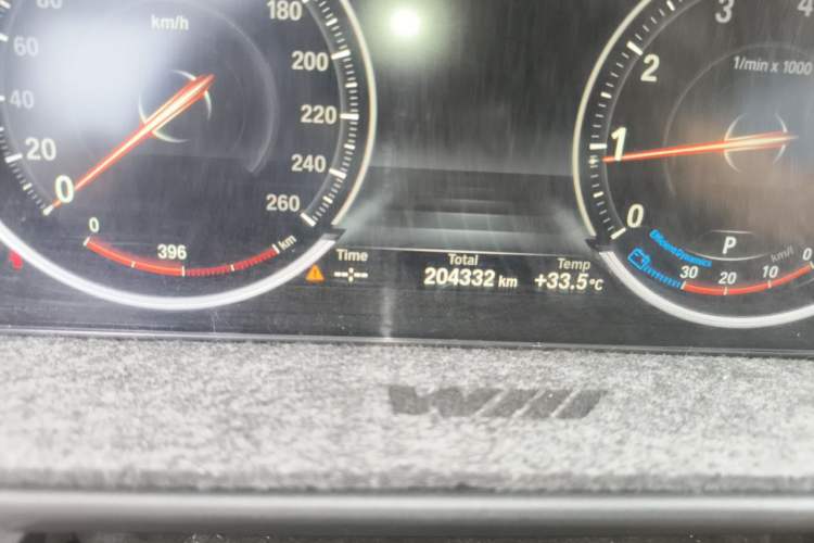 Used BMW 5 Series 2014 525Li Leading Model Odometer Close Up