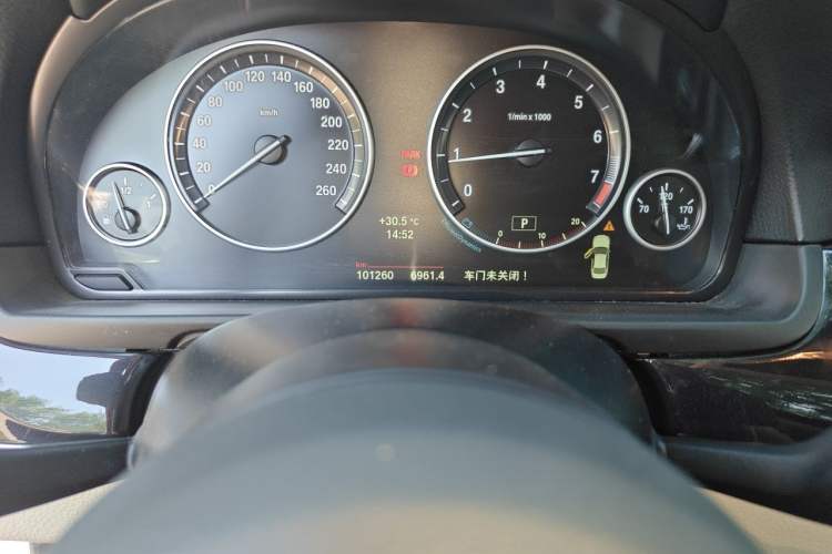 Used BMW 5 Series 2014 520Li Elegant Model Odometer Close Up
